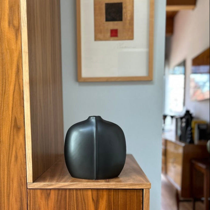 
                  
                    Reya Bud vase
                  
                