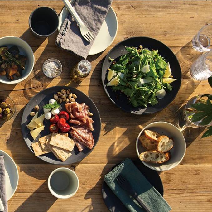 
                  
                    KINTO ALFRESCO plates (available in beige and black) provide an elevated dining experience with beautifully finished, lightweight, indestructible bamboo. 
                  
                